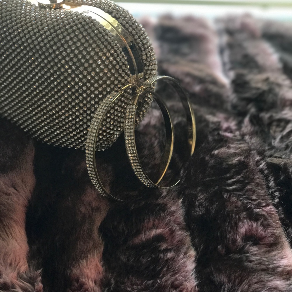 💎💎💎Large Gold Rhinestone Earrings - Picture 3 of 3